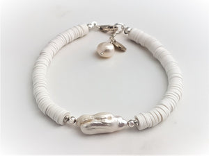 Armband med vita Heishi-pärlor och vita Biwa-pärlor